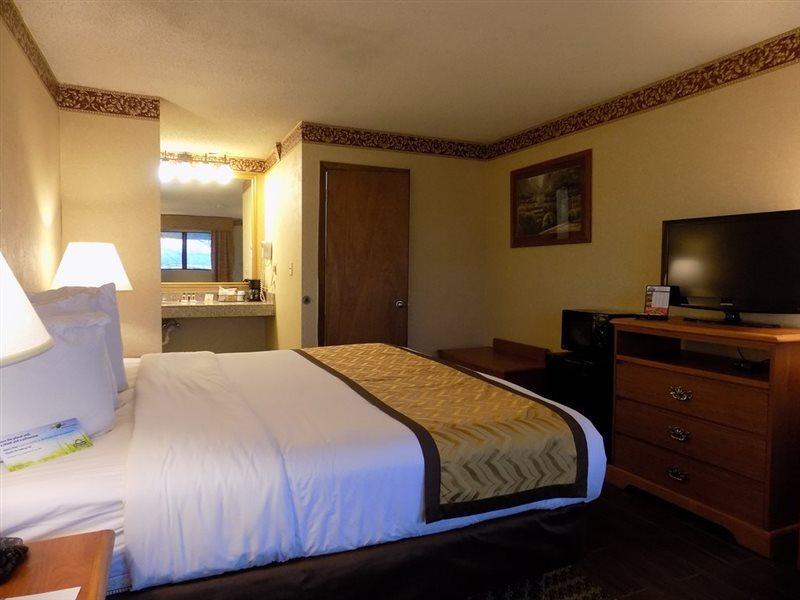 Days Inn & Suites By Wyndham Монро Экстерьер фото