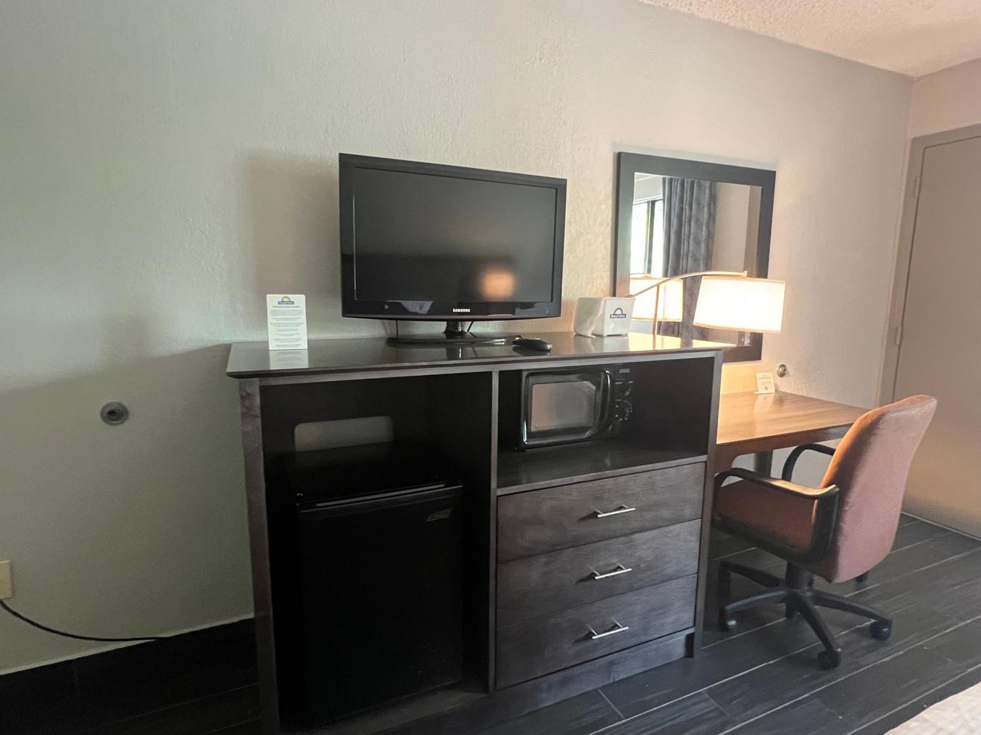 Days Inn & Suites By Wyndham Монро Экстерьер фото