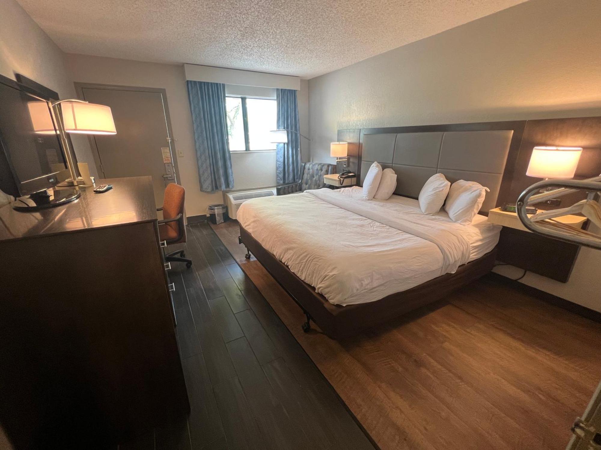 Days Inn & Suites By Wyndham Монро Экстерьер фото